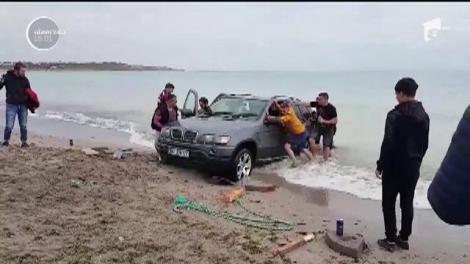 Gestul care l-ar putea costa 20.000 de lei! Un șofer teribilist a intrat cu mașina până aproape de malul mării