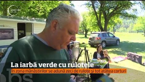 La iarbă verde cu rulote pe Valea Mănăstirii Secu din județul Neamț