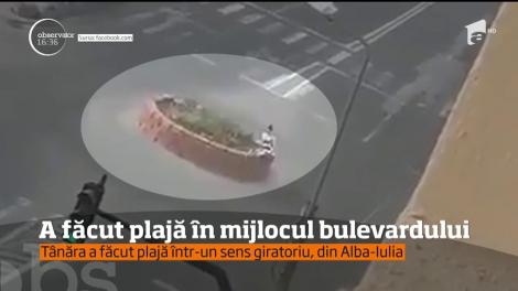 A făcut plajă în mijlocul bulevardului. Tânăra a făcut plajă într-un sens giratoriu, din Alba Iulia