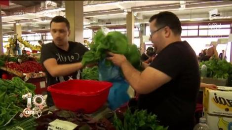 ”Este varză nou-nouță, pentru fata asta drăguță; Să o taie pe felie, s-o facă-n bucătărie; Sau s-o pună la murat, să scârțâi tu la pat!” Răzvan Popescu și Flick, cei mai simpatici vânzători din Piața Obor