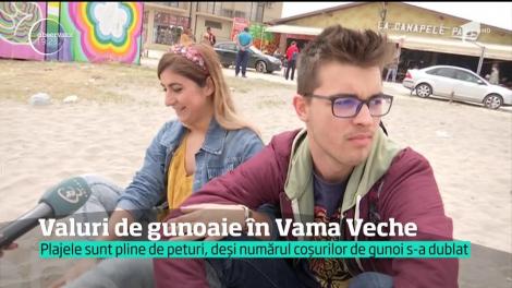 Valuri de gunoaie în Vama Veche. Plajele sunt pline de peturi, deși numărul coșurilor de gunoi s-a dublat