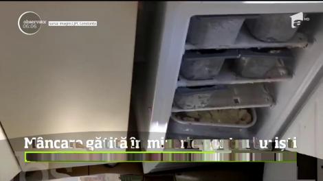 Mâncare gătită în mizerie pentru turiști