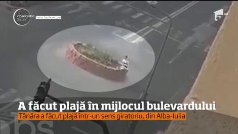 N-a ajuns la mare și nici la piscină, dar a găsit unde să se relaxeze! Locul neobișnuit în care această tânără a ales să facă plajă! Imaginea e virală