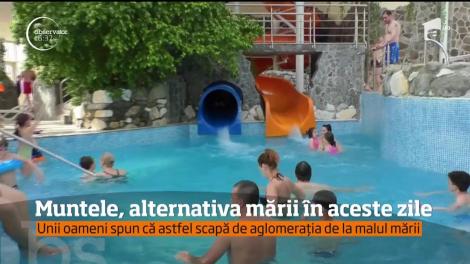 Muntele, alternativa mării în aceste zile. Unii oameni spun că astfel scapă de aglomerația de la malul mării