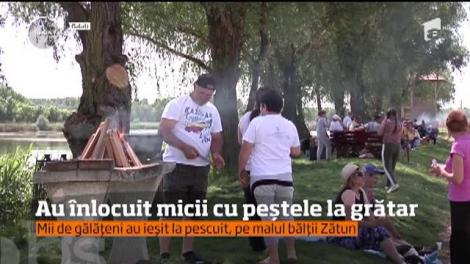 Au înlocuit micii cu peștele la grătar. Mii de gălățeni au ieșit la pescuit, pe malul bălții Zătun