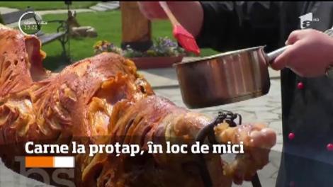 Carne la proțap, în loc de mici, într-o grădină de vară din judeţul Braşov