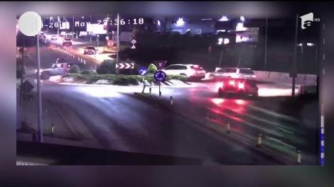 Mașină în aer, în sensul giratoriu. Șoferul, de 37 de ani, era băut, spun polițiștii