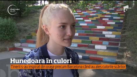 Hunedoara în culori. Mai multe trepte dintr-un parc hunedorean au fost vopsite în culori vii