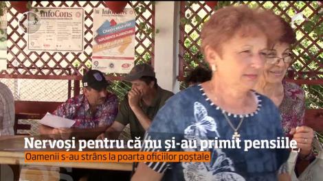 Zeci de pensionari și mame acuză că nu și-au primit banii de la stat de cinci luni! Scandalul ia amploare!
