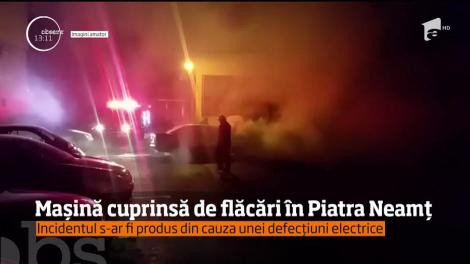 O maşină a pornit singură şi a luat foc într-o parcare din Piatra-Neamţ