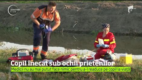 Copil inecat sub ochii prietenilor