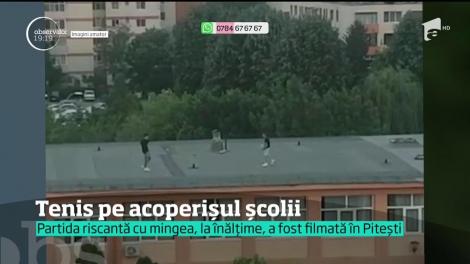 Au încins o partidă de tenis de picior pe acoperişul unei şcoli din Piteşti