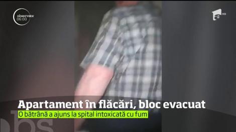 Panică într-un bloc din Iaşi! O bătrână a fost intoxicată cu fum, după ce locuinţa i-a luat foc