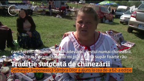 La S&acirc;mbra Oilor, una dintre cele mai vechi sărbători tradiţionale din Maramureş, superbele păpuşi tradiţionale au ajuns să fie v&acirc;ndute cot la cot cu produsele ieftine, aduse de afară