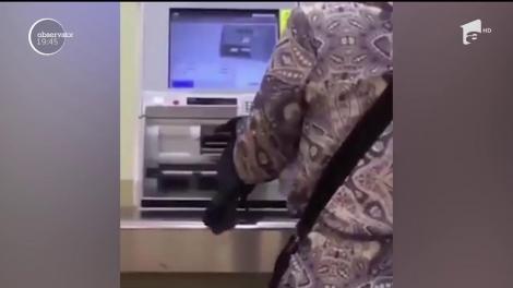 Pare că știe ce face. Cu un card în cioc, un corb încearcă să cumpere un bilet de la un automat din subteranul japonez!