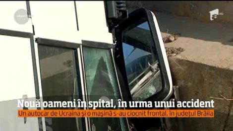 Un autocar înmatriculat în Ungaria cu 51 de oameni la bord şi o maşină s-au ciocnit frontal