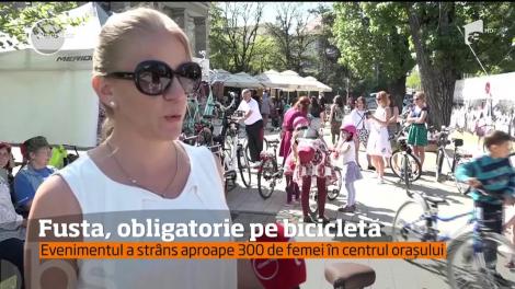 Aproape 300 de femei, spectacol de culoare în centrul oraşului Miercurea Ciuc, după ce au ieşit în fuste, pe biciclete