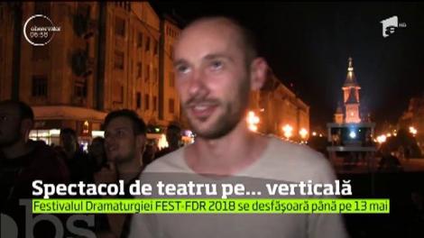 Spectacol de teatru pe verticală