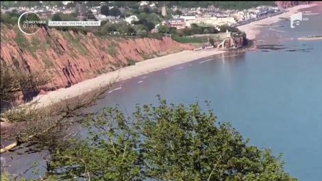 Un avion de epocă a aterizat, de urgenţă, pe o plajă din sud-vestul Angliei şi, din fericire, nimeni nu a fost rănit