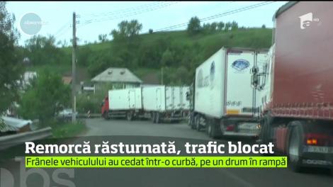 Accident spectaculos în Neamţ. O remorcă, plină cu accesorii pentru un parc de distracţii, tractată de un camion, s-a răsturnat în mijlocul şoselei