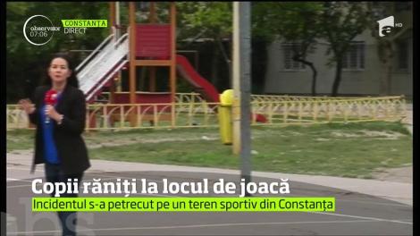 Doi copii de 10 şi 11 ani din Constanţa au ajuns la spital după ce un gard metalic al unui teren de sport s-a prăbuşit peste ei