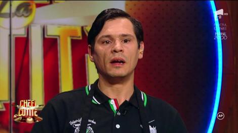 Faceți looooc că a venit Mihăiță. „Eu mai și gătesc, dar fac și show. Vreți să vă cânt și să vă imit vedete?”. Chefii nu se pot abține: „Ești mult prea tare”