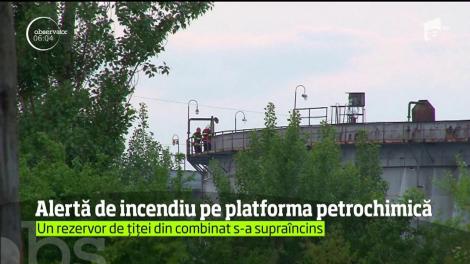 A fost panică la Piteşti Aproximativ 50 de pompieri au acţionat pe platforma petrochimică Arpechim după ce paznicii au anunţat că dintr-un rezervor de ţiţei iese fum