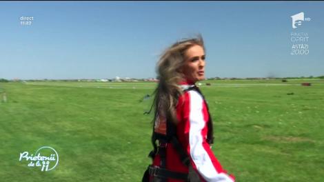 Sexy asistenta Ramona și Florin Ristei au sărit cu parașuta și au făcut show!