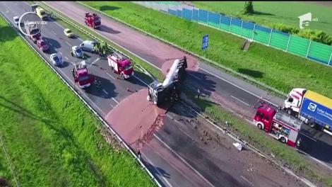 Autostradă complet blocată de râuri de ciocolată! Tone întregi au acoperit ambele sensuri de mers