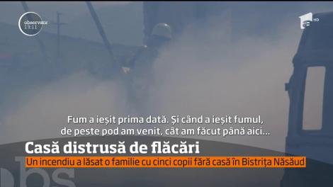 Un incendiu puternic a lăsat pe drumuri un bărbat invalid, cu cinci copii, din Bistriţa Năsăud!