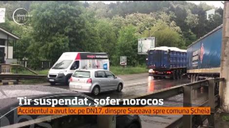 Un tir a rămas pur şi simplu suspendat pe marginea unui pod, pe un drum judeţean din Suceava