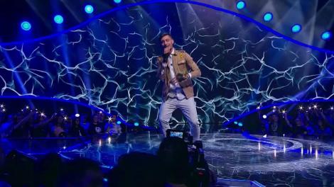 „Da' în ce limbă cântă, frate?”. George Secioreanu deschide seara cu o interpretara NEOBIȘNUITĂ a hit-ului „Hello”