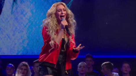 Oaaaau... De unde vii tu, minune blondă? Larisa Ciortan ne-a dus până-n paradisul... gangsterilor!