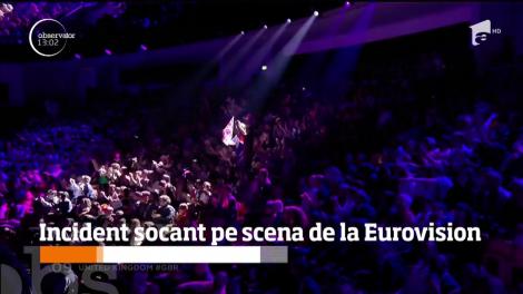 Nici Eurovisionul nu a fost scutit de incidente. Un bărbat a urcat pe scenă şi a confiscat microfonul reprezentantei Marii Britanii