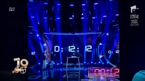 Smiley News. De Cartea Recordurilor. Rezolvă trei cuburi Rubik în timp ce jonglează cu ele!