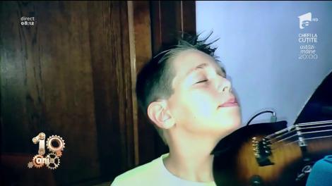 Oprește-te din orice ai face și ascultă două secunde: Un copil cântă spectaculos, la vioară, piesa Lidiei Buble: "Omul e meserie!"