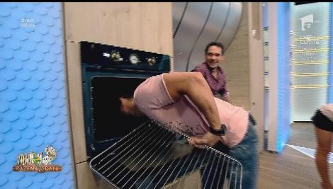 Clipe tensionate și un dezastru total, în bucătărie: Dani a ajuns cu capul în cuptor, iar Răzvan are o criză de râs. Flavia: "Nu vrei să ne arăți că ești gata să fii soț?"