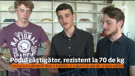 Zeci de studenţi ai Facultăţii de Construcţii din Iaşi au fost provocaţi să facă un pod nu din beton, ci din hârtie