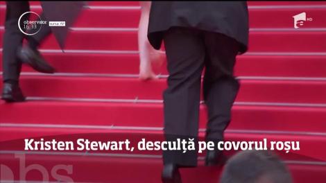 Moment inedit la Festivalul de Film de la Cannes. Kristen Stewart s-a descălţat pe covorul roşu