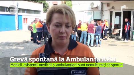 Zeci de angajaţi de la ambulanţa Alba au protestat în curtea instituţiei, nemulţumiţi de sporurile care s-au diminuat foarte mult