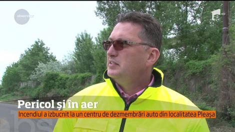 Pericol și ăn aer. Incendiu a izbucnit la un centru de dezmembrări auto din localitatea Pleșa