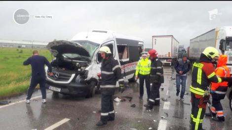 Microbuz cu elevi împlicat într-un accident auto. Șapte copii au fost răniţi
