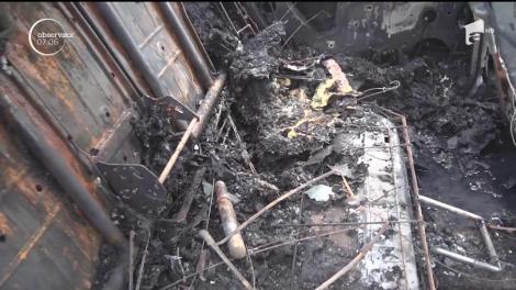 Maşina unui poliţist de frontieră din localitatea suceveană Şcheia s-a făcut scrum în parcare