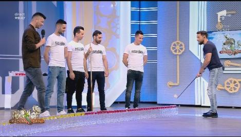 Concentrare maximă și un rezultat fabulos! Domino-ul din pahare pline cu alcool l-a ținut în tensiune pe Dani. Matinalul a lovit primul pahar cu o crosă de golf!