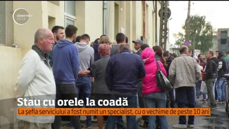 Zeci de braşoveni sunt puşi în situaţia să stea ore întregi la coadă, la uşa Serviciului de Înmatriculări şi Paşapoart