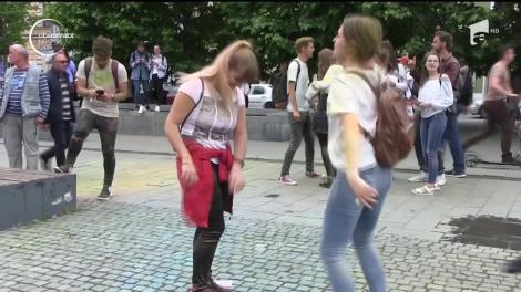 Zeci de tineri din Cluj s-au bătut în culori la startul oficial al zilelor oraşului