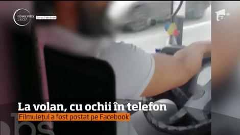 La volan cu ochii în telefon. Filmulețul a fost postat pe Facebook