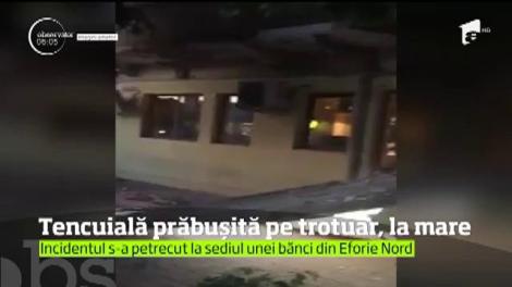Incident periculos pe litoral. O bucată din faţada unei clădiri s-a prăbuşit pe un trotuar din Eforie Nord