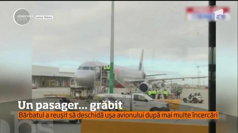 Un pasager grăbit. Bărbatul a reușit să deschidă ușa avionului după mai multe încercări