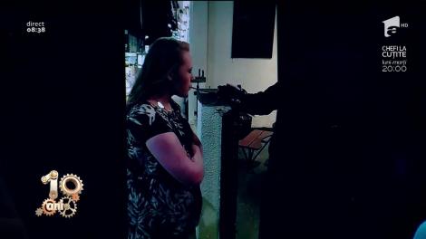 Nu ai cum! O domniță a confundat aparatul etilotest cu o stație de emisie receptie. Imaginile surprinse în fața unui club